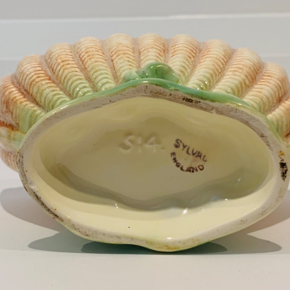 Vintage SylvaC Pottery Mantle Vase, Shell Shape - Picture 3 of 3
